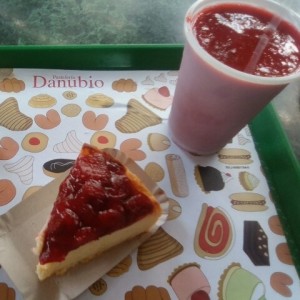 Jugo de Fresa con Cheese Cake de Fresa