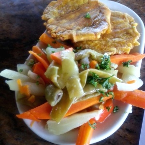 Ensalada y Tostones