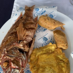 Pargo frito con tostones y hallaquita aliñada