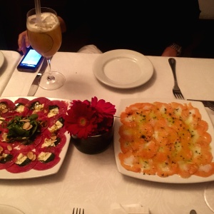 Carpaccio de lomito con quedo ahumado y ruccola. Junto a un Carpaccio de salmomero con aderezo de naranja.