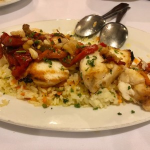 Tacos de mero sobre cama de arroz salteado