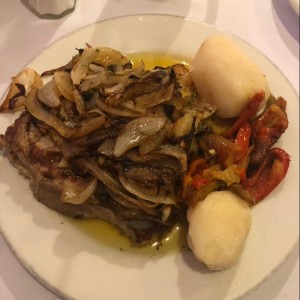 churrasco de atun encebollado con papas y pimientos