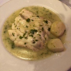 churrasco de pargo en salsa verde con papas buenisimo