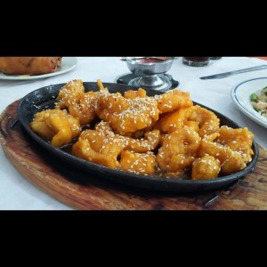 Pollo con miel y ajonjolí en plancha caliente