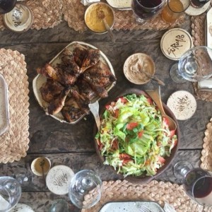 Cremitas varias, pollo a la naranja a la parrilla, ensalada de la casa.