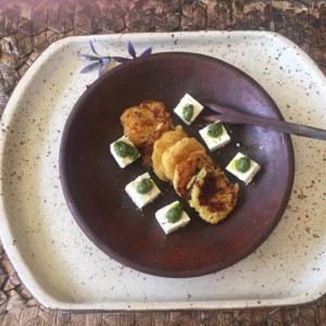 Cachapitas con queso y salsa pesto