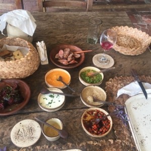 cremas, chorizo con ajo y morcilla en salsa de parchita
