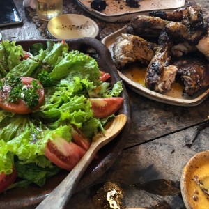 pollo a la naranja. ensalada con salsa mango