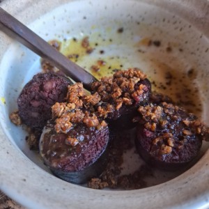 Morcilla en salsa de parchita con granola