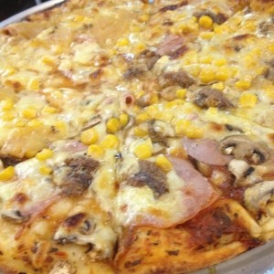 Pizza Mediana, mitad Hawaina y mitad Primavera