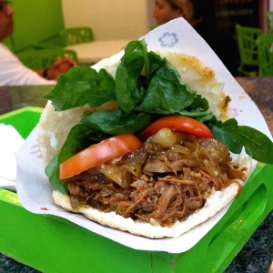 Arepa de carne mechada con con rucula