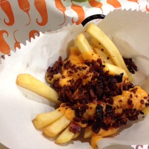 Papas con queso fundido y tocineta