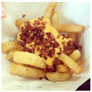 Papas fritas con queso y tocineta