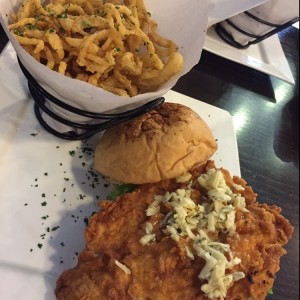 araxi pollo crispy con queso azul y aros de cebolla
