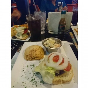 Araxi Burger con ensalada cole slaw
