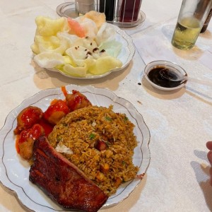 Arroz frito y costillas de cerdo