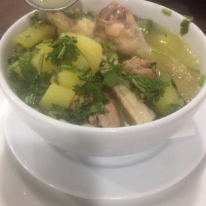 Sopa de pollo con fideos 