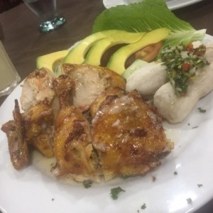 1/2 pollo a la brasa con hallaquitas y ensalada 