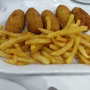 croquetas de mero y papitas fritas