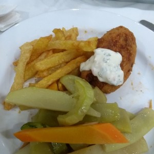 croquetas de mero, papas fritas y vegetales al vapor