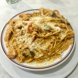 Spaguetti con pollo y camarones
