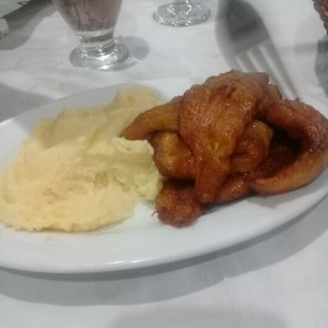 contorno de milanesa de pollo pure y tajadas