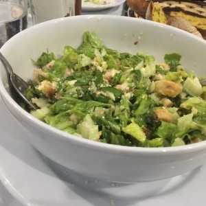 ensalada cesar con pollo y camarones