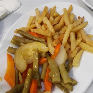 Contorno de vegetales y papas fritas