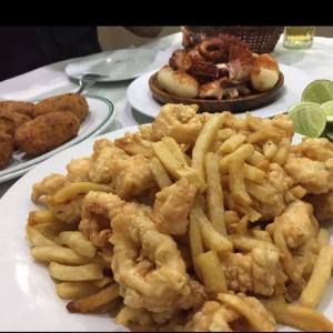 Pulpo a la gallega, calamares rebosados y croquetas de mero excelentes