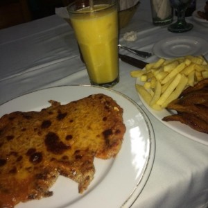 milanesa de pollo a la parmesana + batido de melocoton muy bueno.