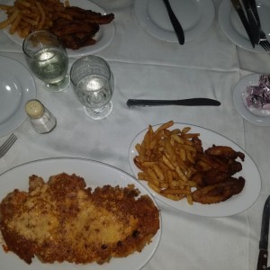 pollo parmesano con contorno de papitas y tajadas