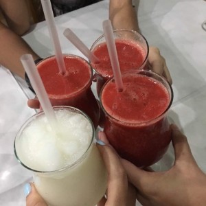 jugos de fresa y limonada