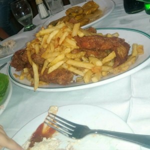pollo a la canasta y tostones con ajo.
