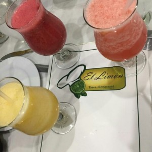 Naranjada, Limonada con Granadina y batido de Mora.