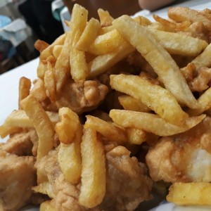 dados de mero con papas fritas