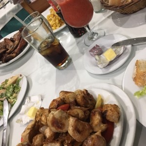 parrilla de atun y pollo, costillas de cerdo a la bbq y ensalada cesar con camarones