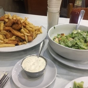 Pollo a la camasta y ensalada cesar de camarones