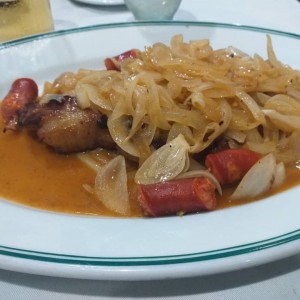 Solomo encebollado con chistorras