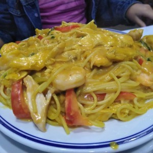 pasta pollo y camarones
