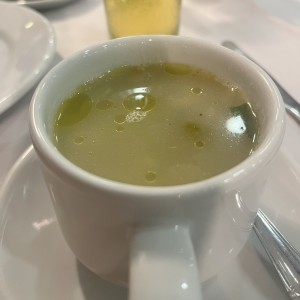 Caldo de pescado por la casa 