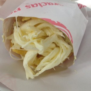 Arepa de Maiz con Reina Pepiada y Queso trenza