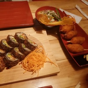 Tiger roll, croquetas de cangrejo y ceviche de parchita