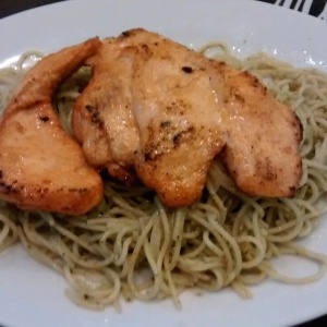 Tallarines verdes con pollo