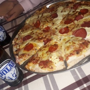 pizza cuatro queso con extra de peperonni.