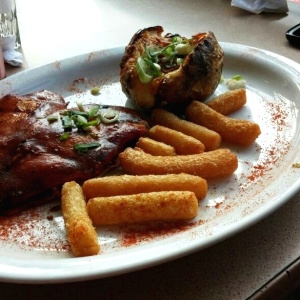 St Antonio Chicken Grill. Papa al horno y yuca frita