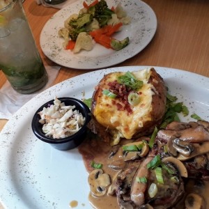 Filet Mignon, Papa Rellena, Vegetales + Mojito