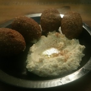 kibbe  frito con hommos 