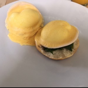 huevos benedictinos con acelga y espinaca
