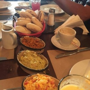 arepas con cazerolas varias