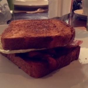 Sandwich de huevo frito y tocineta.